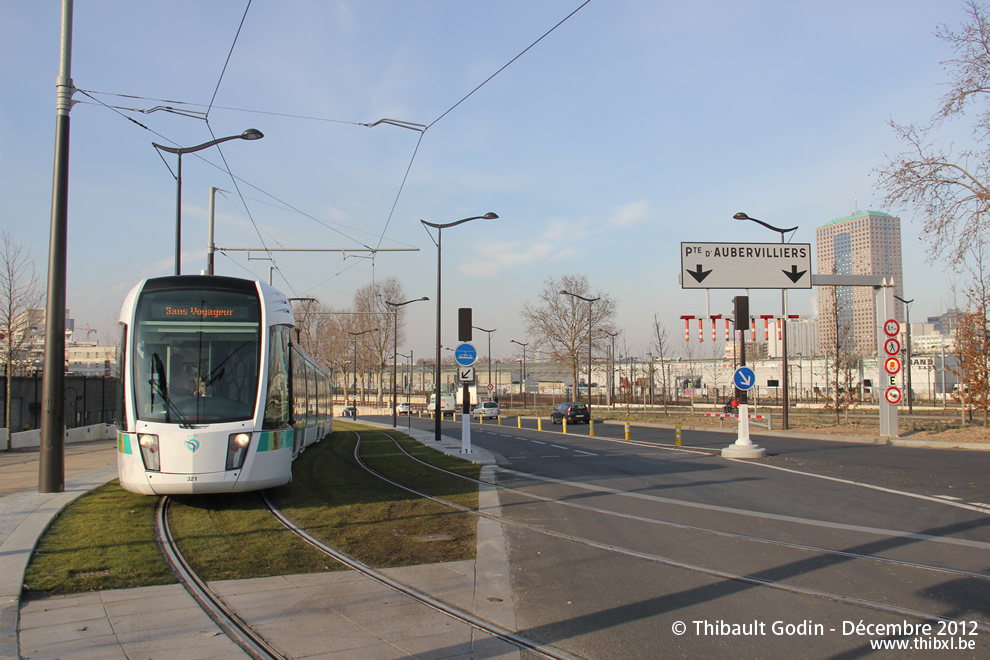 Tram 321 sur la ligne T3b (RATP) à Ella Fitzgerald - Grands Moulins de Pantin (Paris)