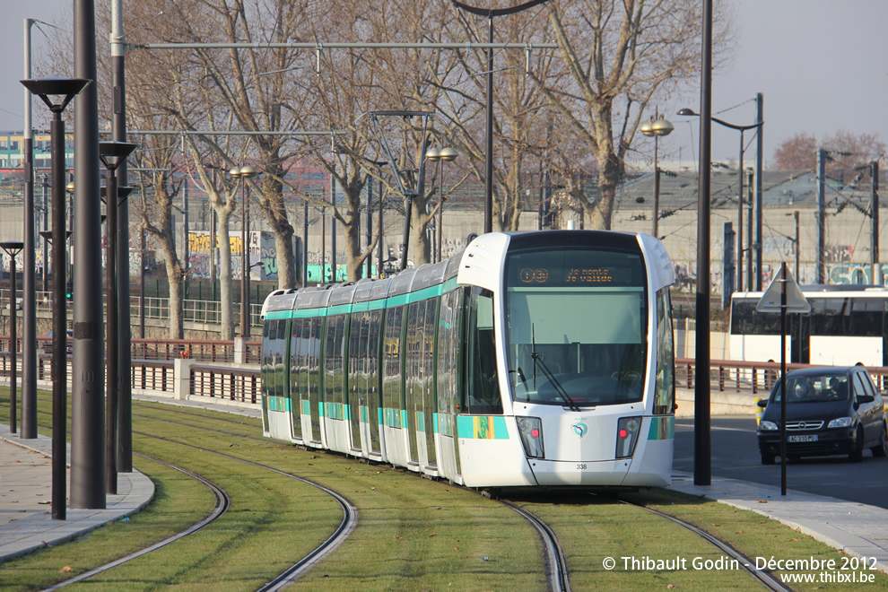 Tram 338 sur la ligne T3b (RATP) à Ella Fitzgerald - Grands Moulins de Pantin (Paris)