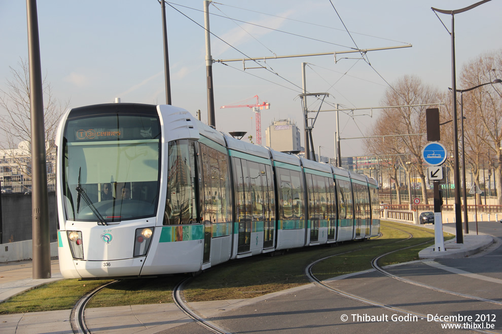 Tram 336 sur la ligne T3b (RATP) à Ella Fitzgerald - Grands Moulins de Pantin (Paris)
