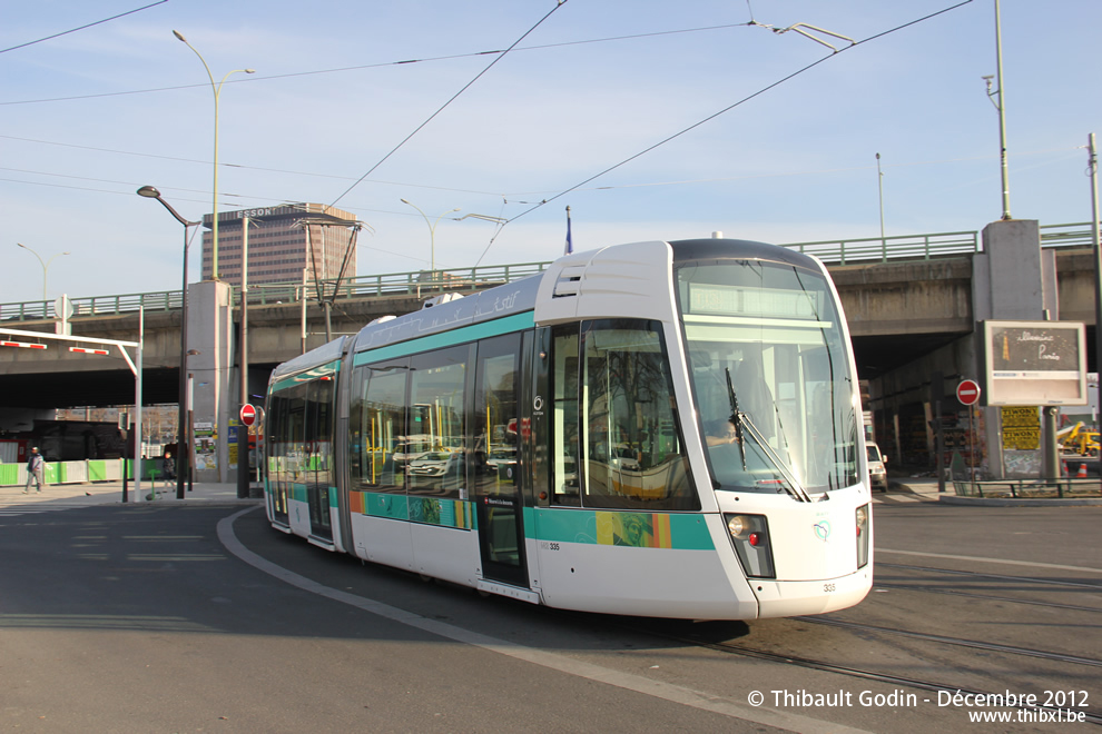 Tram 335 sur la ligne T3b (RATP) à Porte de Pantin (Paris)