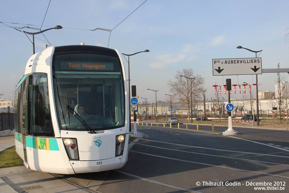 Tram 321 sur la ligne T3b (RATP) à Ella Fitzgerald - Grands Moulins de Pantin (Paris)