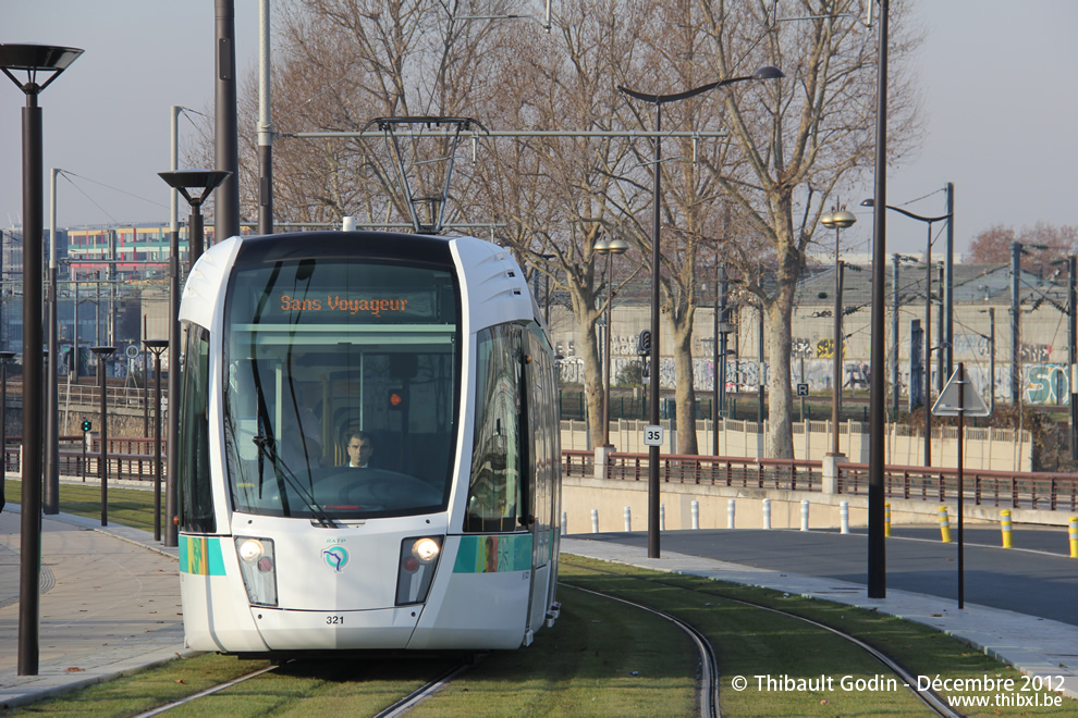 Tram 321 sur la ligne T3b (RATP) à Ella Fitzgerald - Grands Moulins de Pantin (Paris)