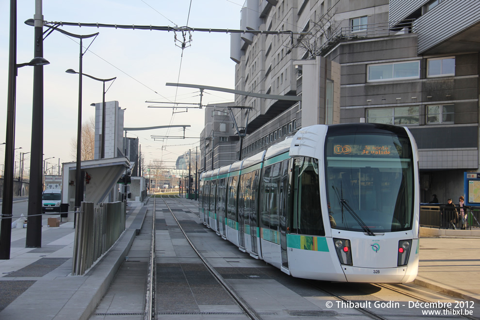 Tram 328 sur la ligne T3b (RATP) à Porte de la Villette (Paris)