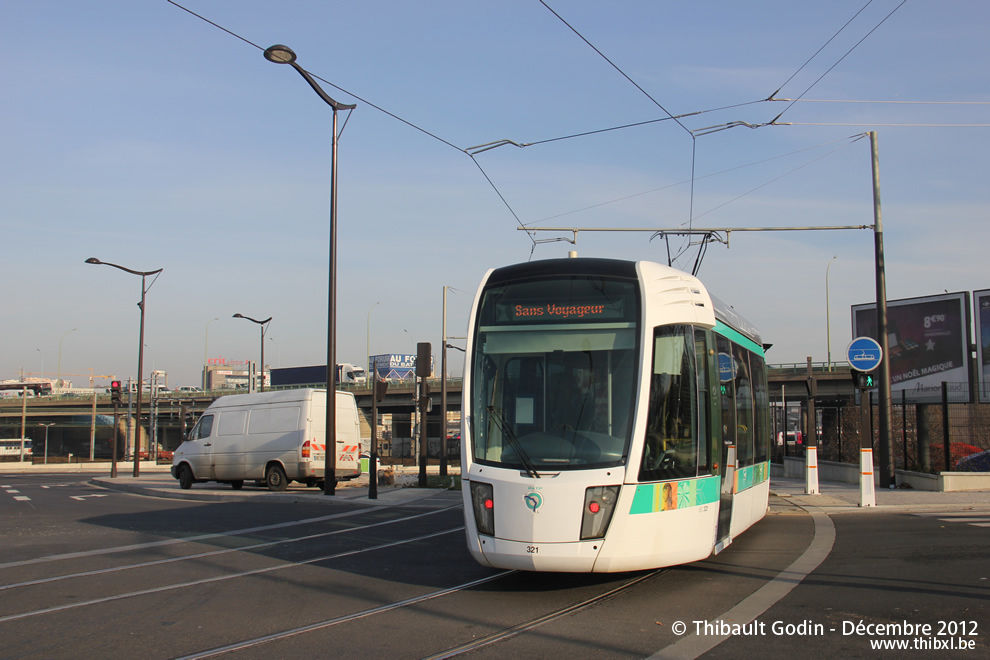 Tram 321 sur la ligne T3b (RATP) à Ella Fitzgerald - Grands Moulins de Pantin (Paris)