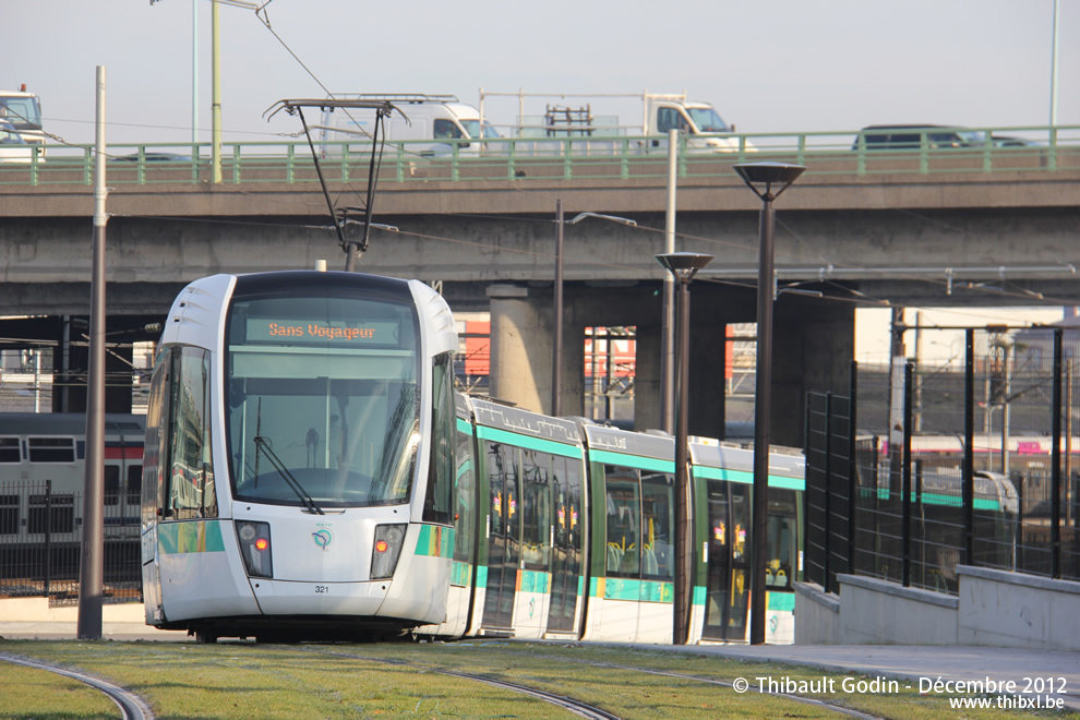 Tram 321 sur la ligne T3b (RATP) à Ella Fitzgerald - Grands Moulins de Pantin (Paris)