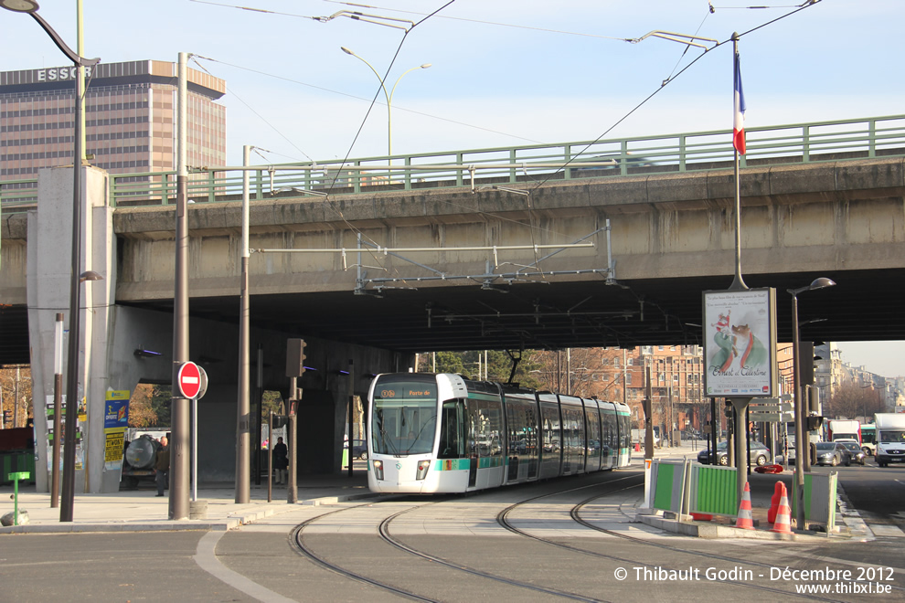 Tram 335 sur la ligne T3b (RATP) à Porte de Pantin (Paris)