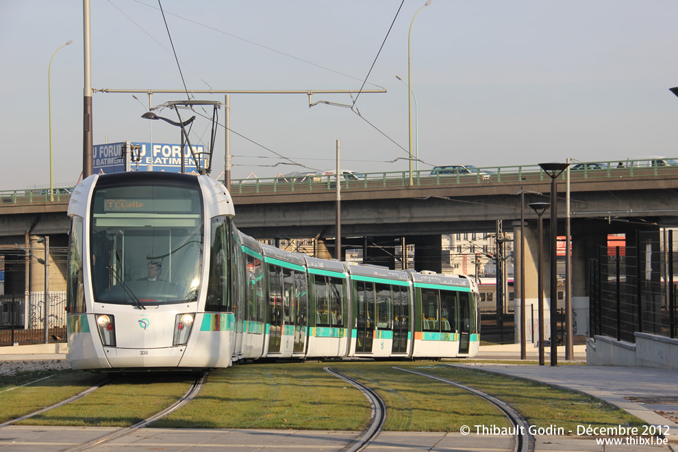 Tram 338 sur la ligne T3b (RATP) à Ella Fitzgerald - Grands Moulins de Pantin (Paris)