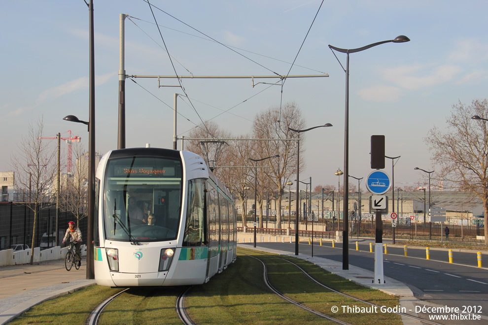 Tram 321 sur la ligne T3b (RATP) à Ella Fitzgerald - Grands Moulins de Pantin (Paris)