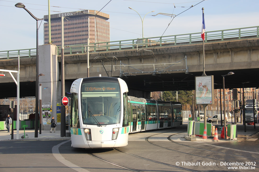 Tram 335 sur la ligne T3b (RATP) à Porte de Pantin (Paris)