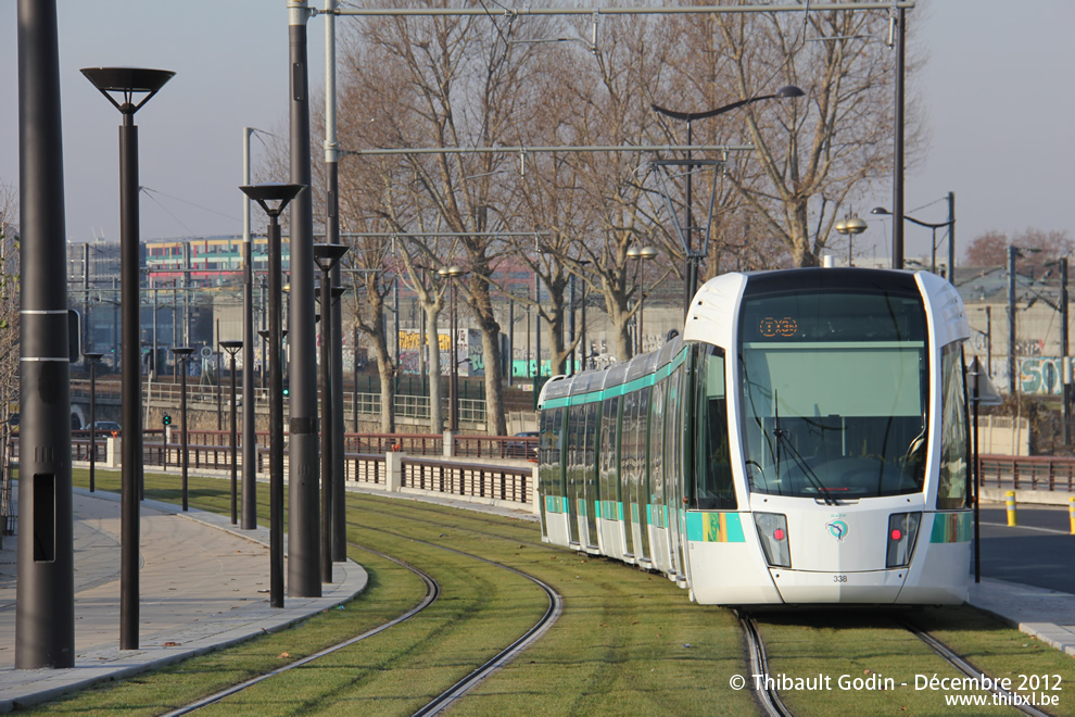 Tram 338 sur la ligne T3b (RATP) à Ella Fitzgerald - Grands Moulins de Pantin (Paris)