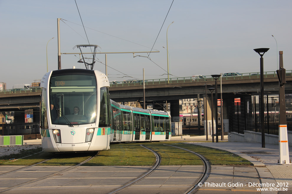 Tram 338 sur la ligne T3b (RATP) à Ella Fitzgerald - Grands Moulins de Pantin (Paris)