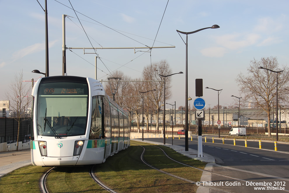 Tram 336 sur la ligne T3b (RATP) à Ella Fitzgerald - Grands Moulins de Pantin (Paris)