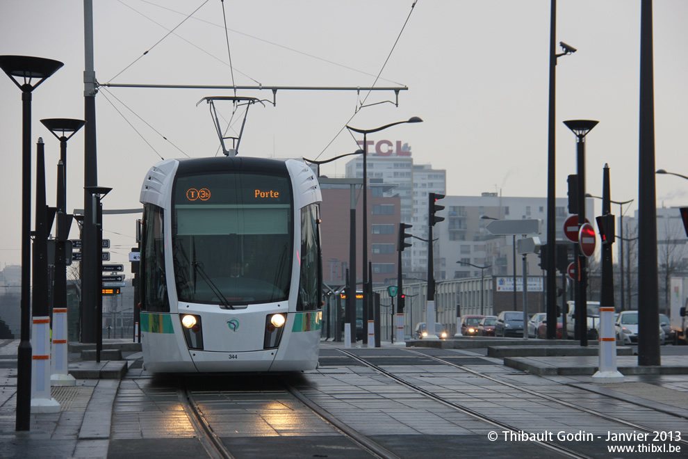 Tram 344 sur la ligne T3b (RATP) à Porte de la Chapelle (Paris)