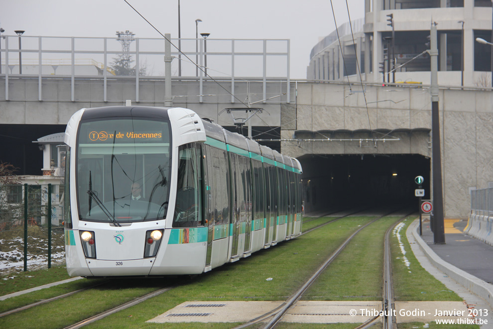 Tram 326 sur la ligne T3b (RATP) à Rosa Parks (Paris)