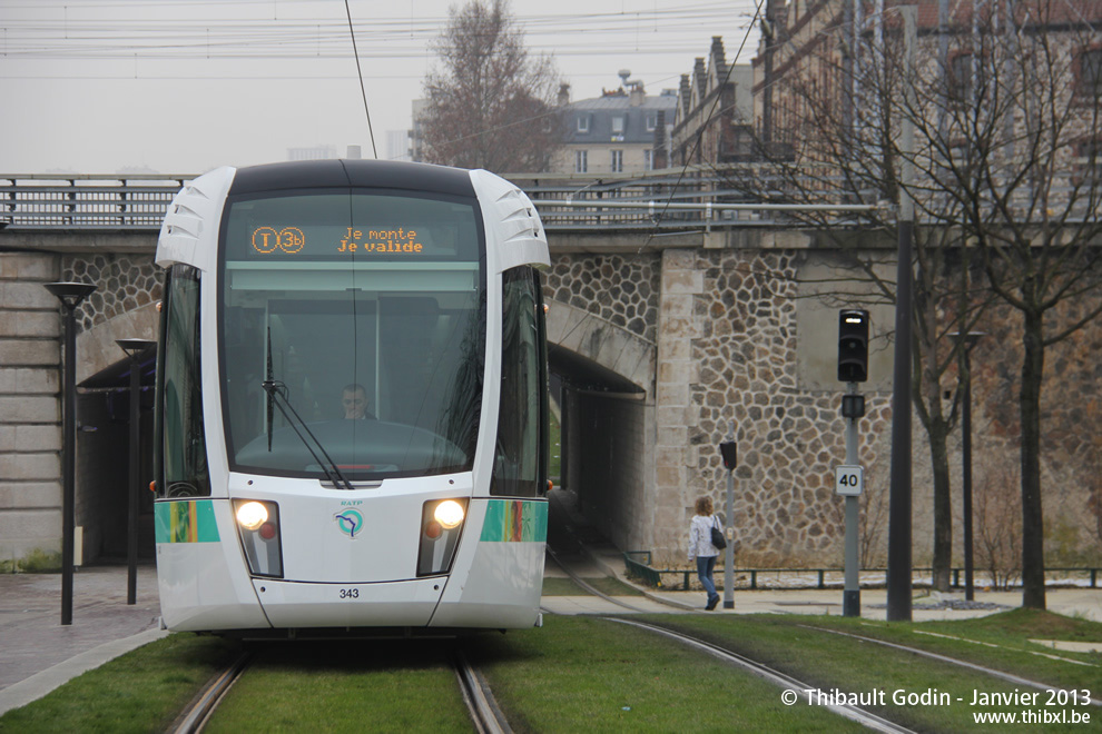 Tram 343 sur la ligne T3b (RATP) à Canal Saint-Denis (Paris)