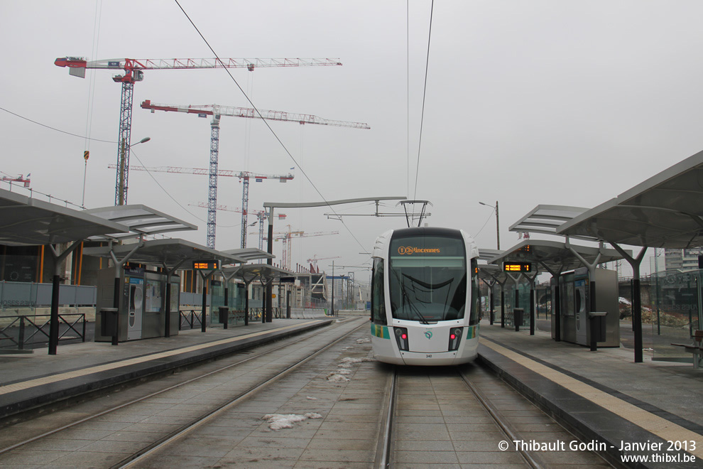 Tram 340 sur la ligne T3b (RATP) à Rosa Parks (Paris)