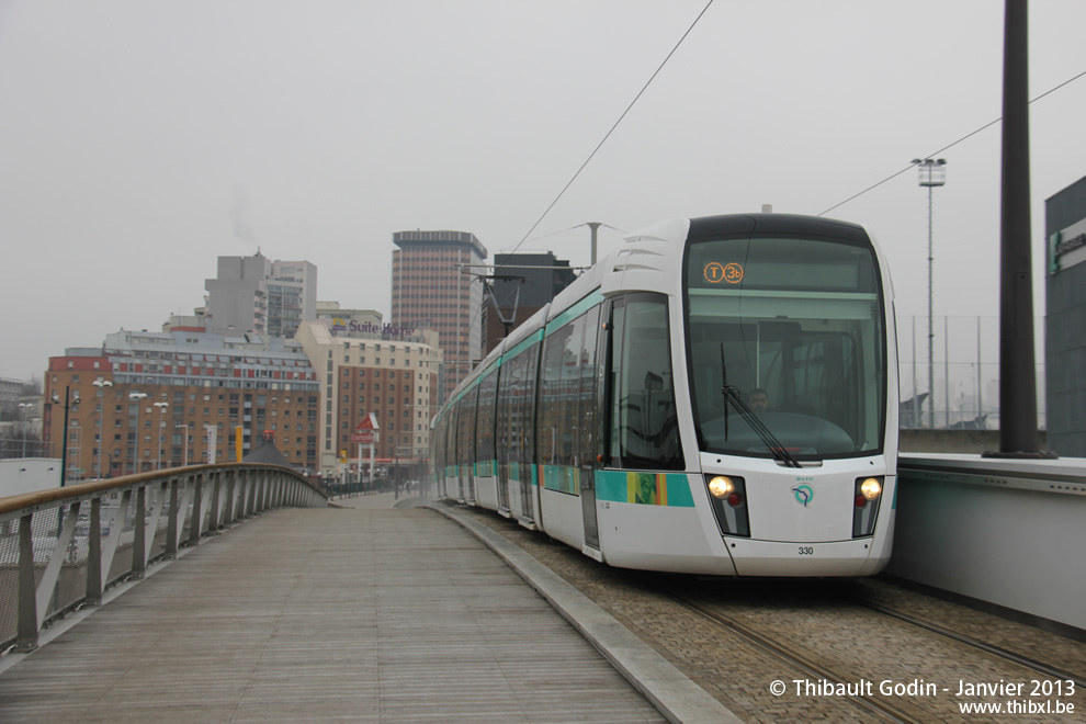 Tram 330 sur la ligne T3b (RATP) à Ella Fitzgerald - Grands Moulins de Pantin (Paris)