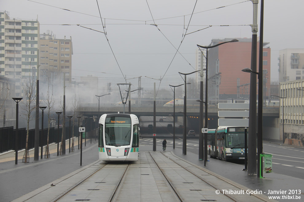 Tram 345 sur la ligne T3b (RATP) à Porte de la Chapelle (Paris)