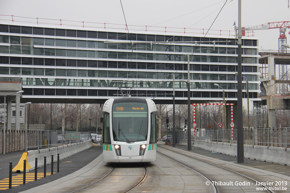 Tram 335 sur la ligne T3b (RATP) à Rosa Parks (Paris)