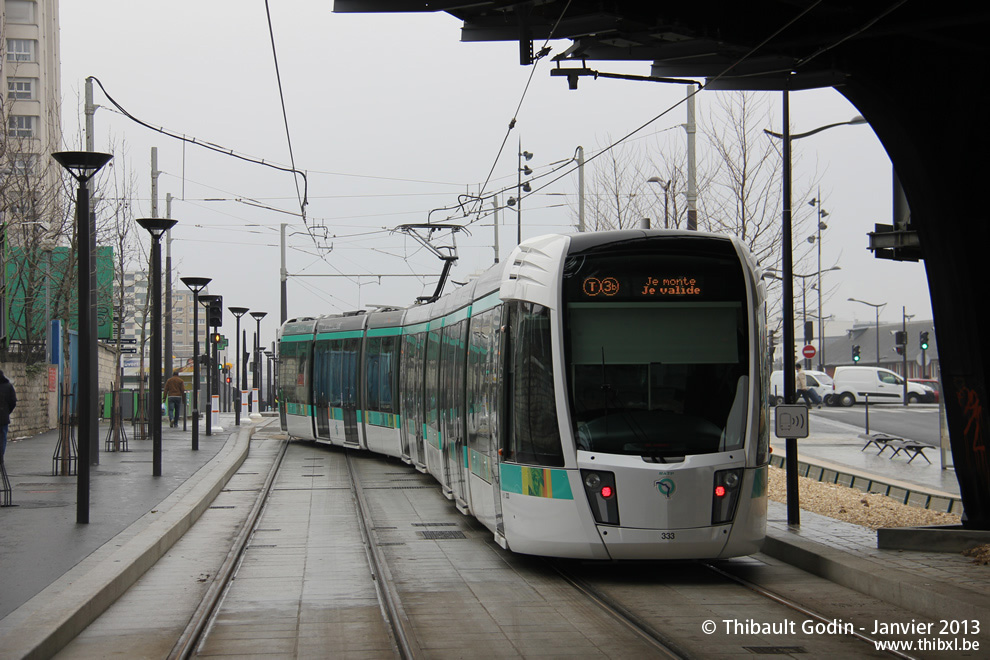 Tram 333 sur la ligne T3b (RATP) à Porte de la Chapelle (Paris)