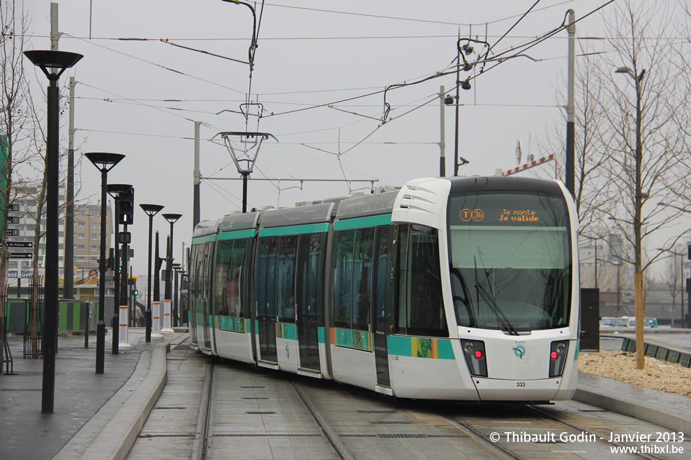 Tram 333 sur la ligne T3b (RATP) à Porte de la Chapelle (Paris)