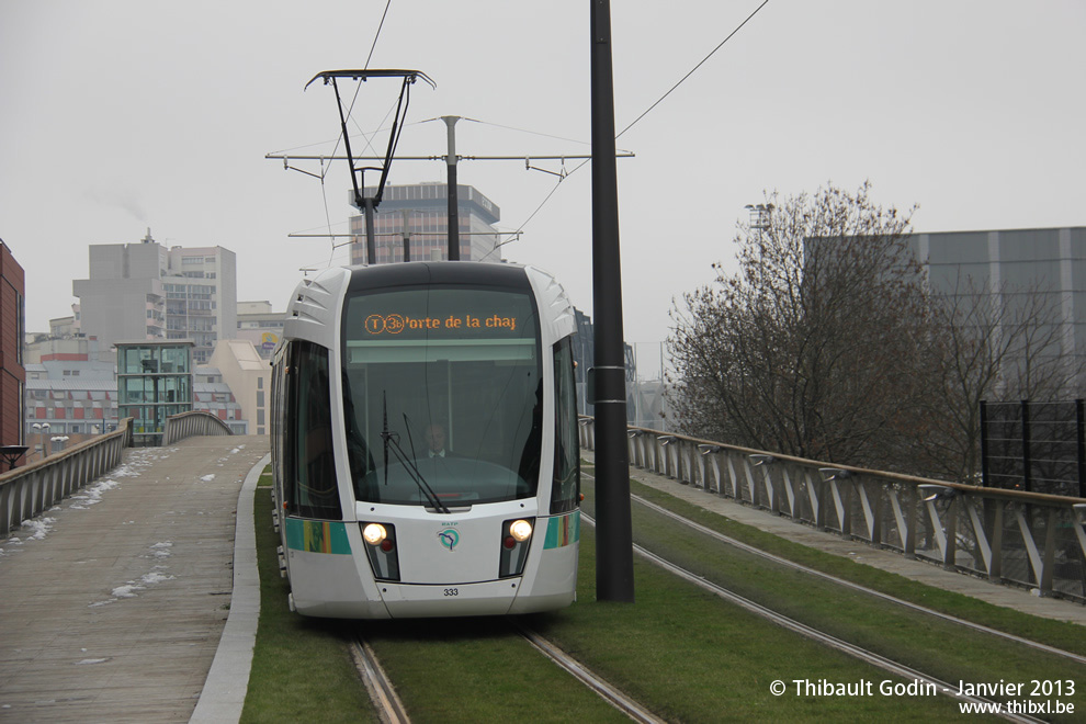 Tram 333 sur la ligne T3b (RATP) à Ella Fitzgerald - Grands Moulins de Pantin (Paris)