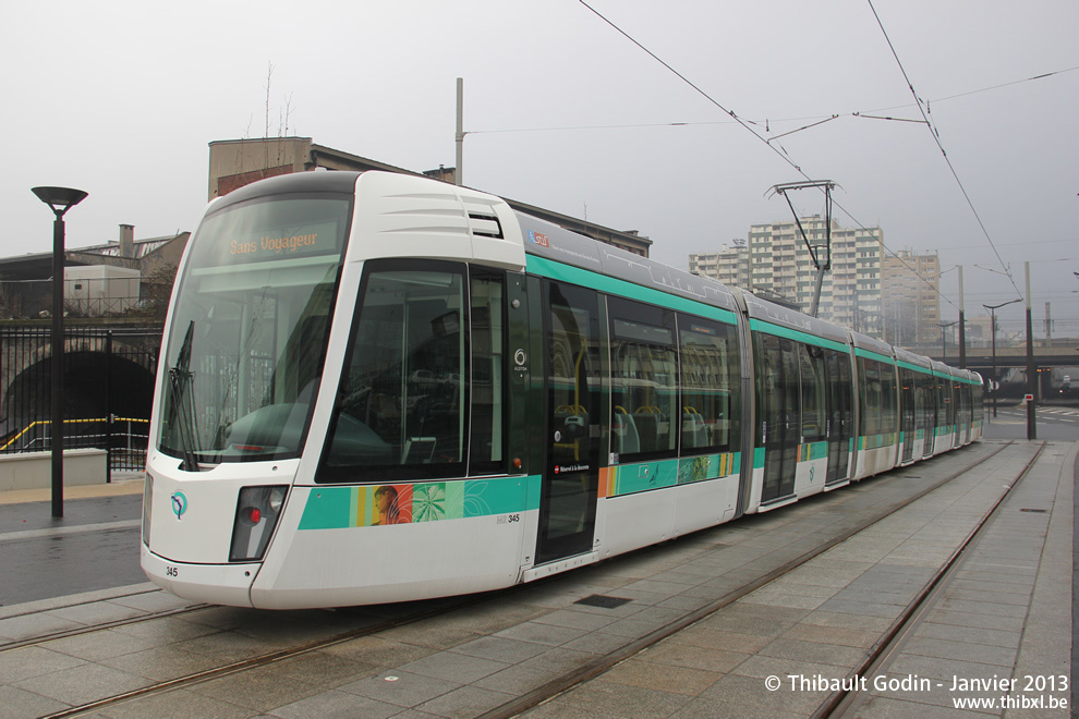 Tram 345 sur la ligne T3b (RATP) à Porte de la Chapelle (Paris)