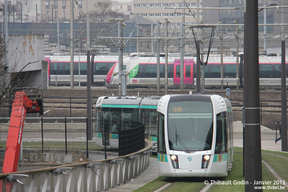 Tram 334 sur la ligne T3b (RATP) à Ella Fitzgerald - Grands Moulins de Pantin (Paris)