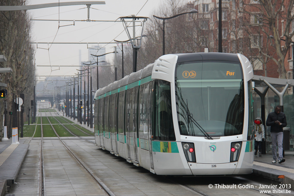 Tram 326 sur la ligne T3b (RATP) à Porte d'Aubervilliers (Paris)