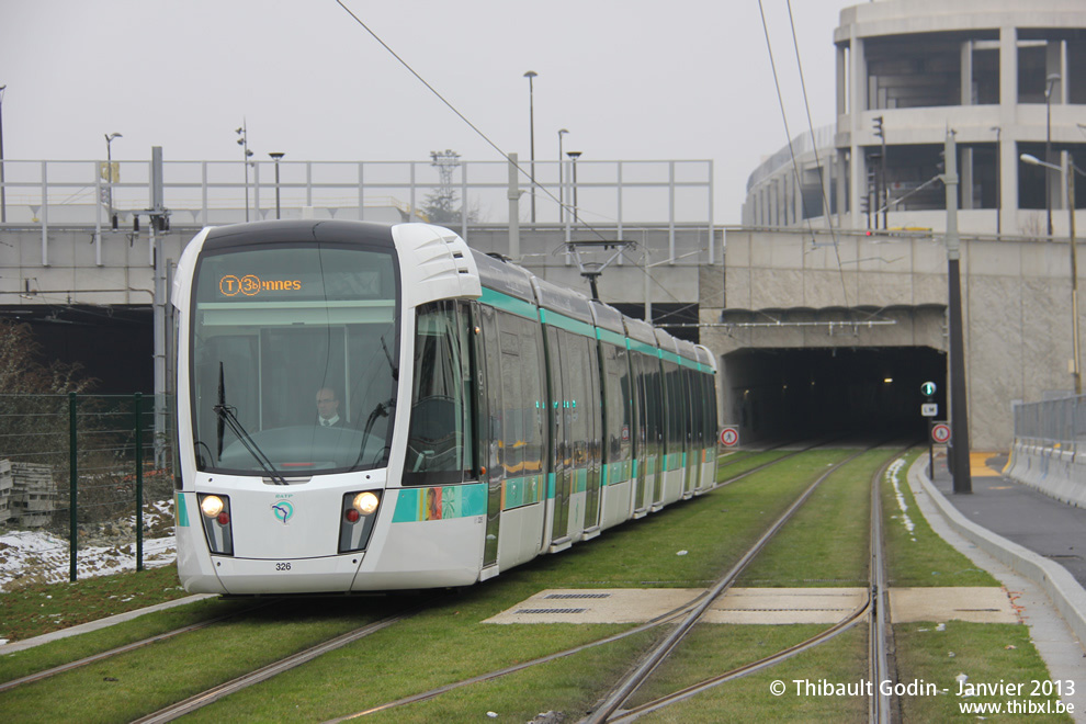 Tram 326 sur la ligne T3b (RATP) à Rosa Parks (Paris)