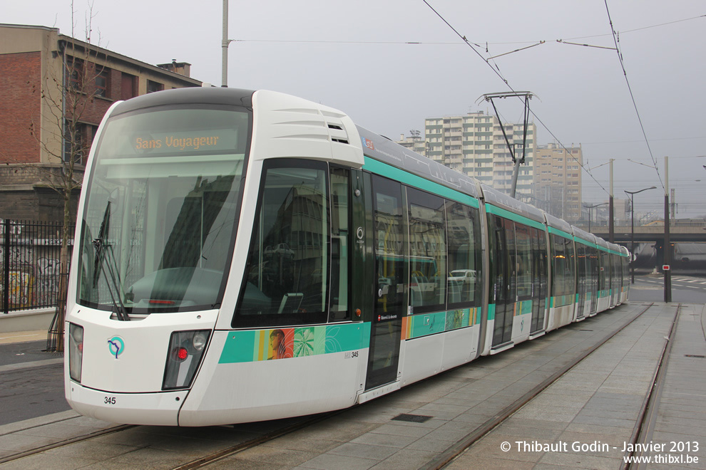 Tram 345 sur la ligne T3b (RATP) à Porte de la Chapelle (Paris)