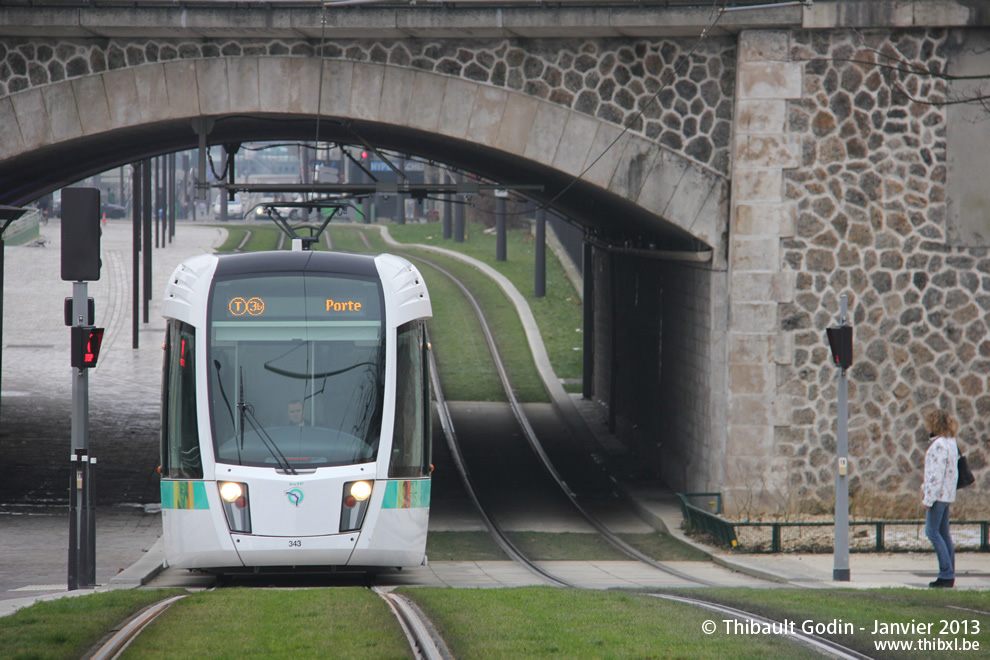 Tram 343 sur la ligne T3b (RATP) à Canal Saint-Denis (Paris)