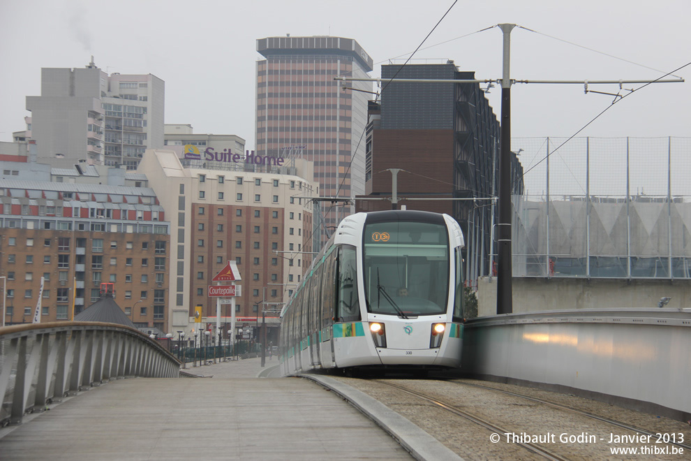 Tram 330 sur la ligne T3b (RATP) à Ella Fitzgerald - Grands Moulins de Pantin (Paris)