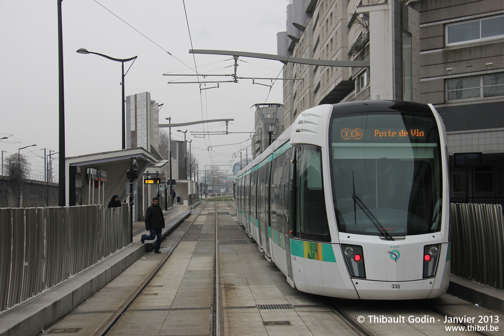 Tram 335 sur la ligne T3b (RATP) à Porte de la Villette (Paris)