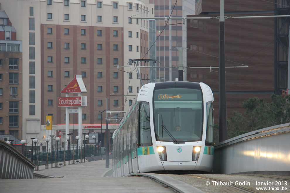 Tram 330 sur la ligne T3b (RATP) à Delphine Seyrig (Paris)