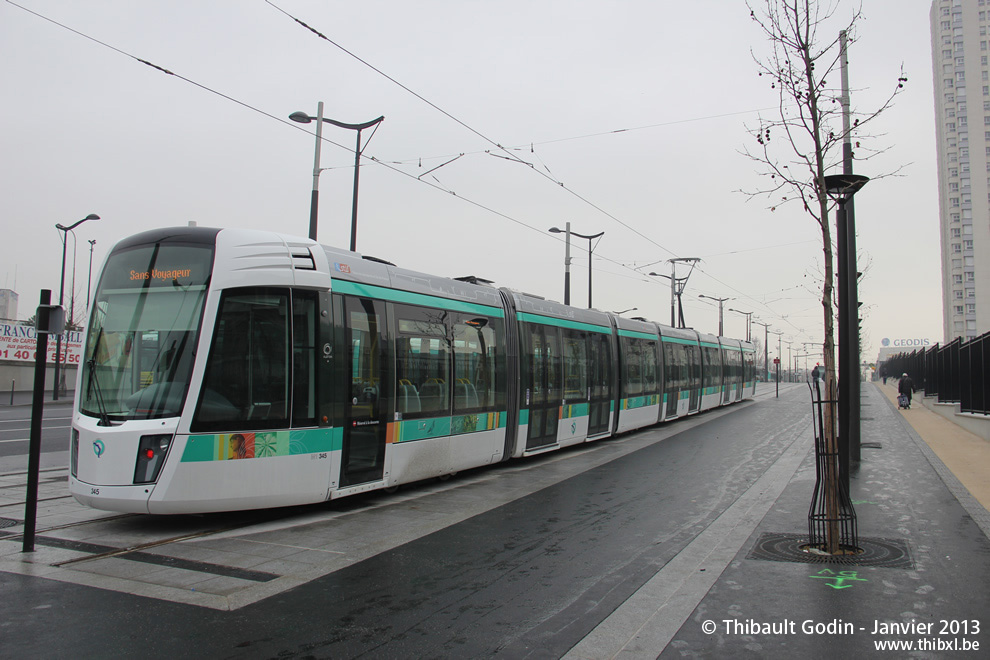 Tram 345 sur la ligne T3b (RATP) à Porte de la Chapelle (Paris)