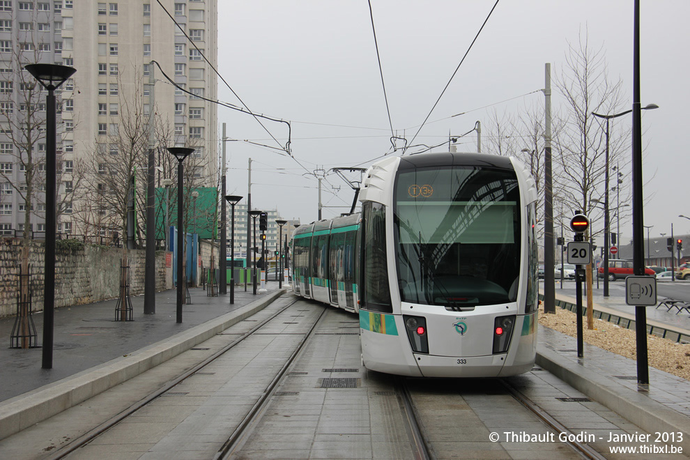 Tram 333 sur la ligne T3b (RATP) à Porte de la Chapelle (Paris)