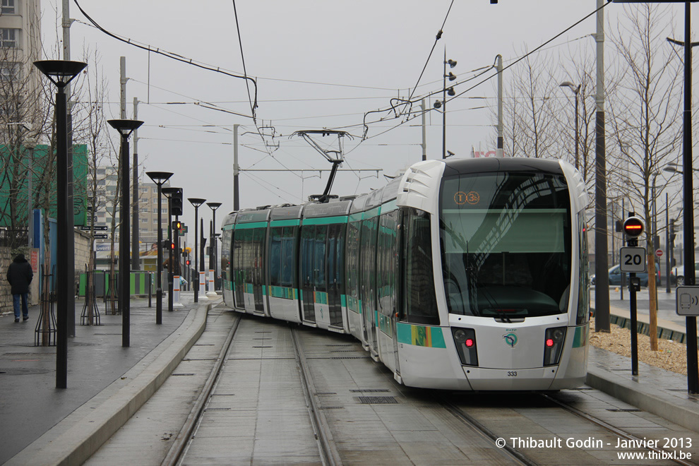 Tram 333 sur la ligne T3b (RATP) à Porte de la Chapelle (Paris)