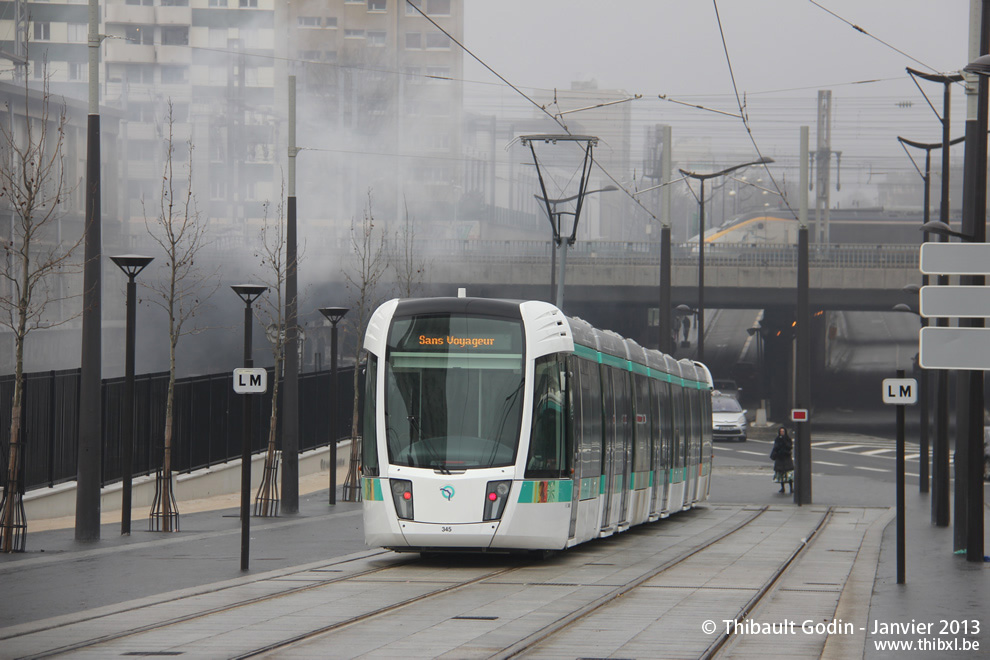 Tram 345 sur la ligne T3b (RATP) à Porte de la Chapelle (Paris)