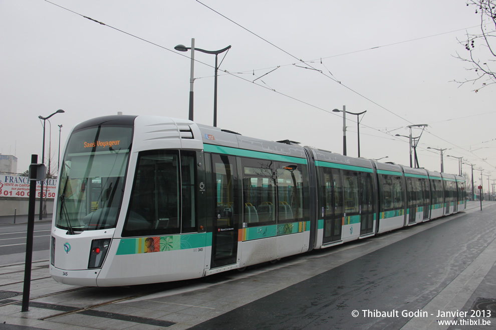 Tram 345 sur la ligne T3b (RATP) à Porte de la Chapelle (Paris)