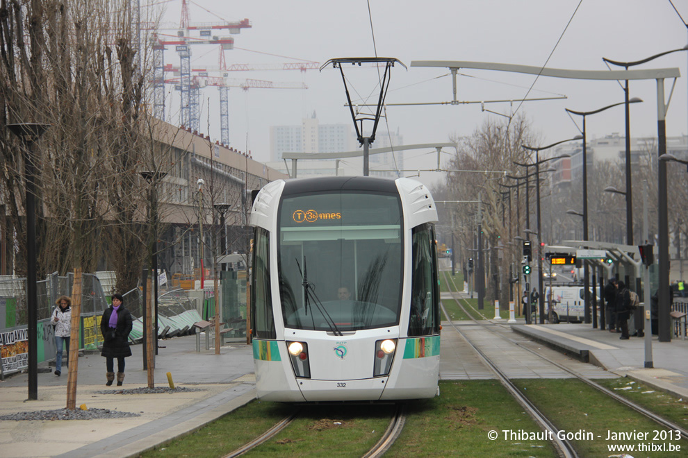 Tram 332 sur la ligne T3b (RATP) à Canal Saint-Denis (Paris)