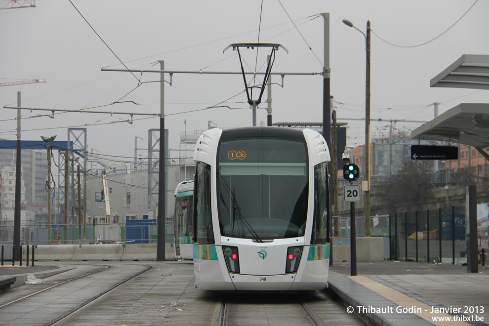 Tram 340 sur la ligne T3b (RATP) à Rosa Parks (Paris)