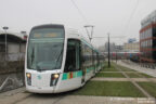 Tram 334 sur la ligne T3b (RATP) à Ella Fitzgerald - Grands Moulins de Pantin (Paris)