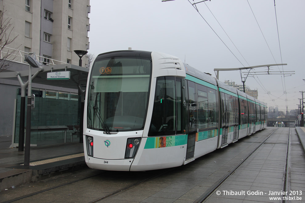 Tram 344 sur la ligne T3b (RATP) à Porte de la Chapelle (Paris)