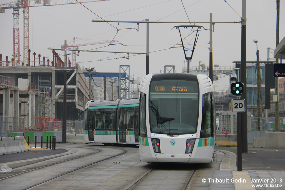 Tram 326 sur la ligne T3b (RATP) à Rosa Parks (Paris)