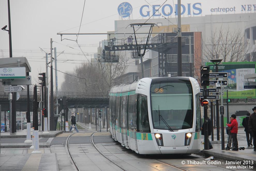 Tram 344 sur la ligne T3b (RATP) à Porte de la Chapelle (Paris)