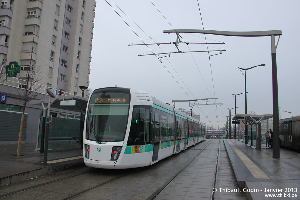 Tram 344 sur la ligne T3b (RATP) à Porte de la Chapelle (Paris)