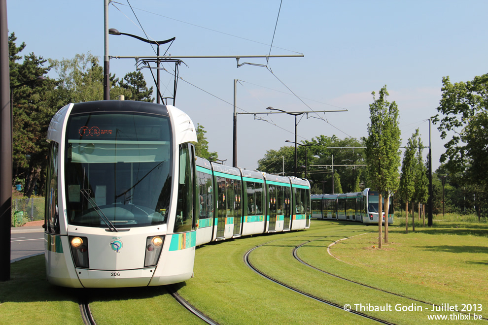 Tram 306 sur la ligne T3b (RATP) à Butte du Chapeau Rouge (Paris)