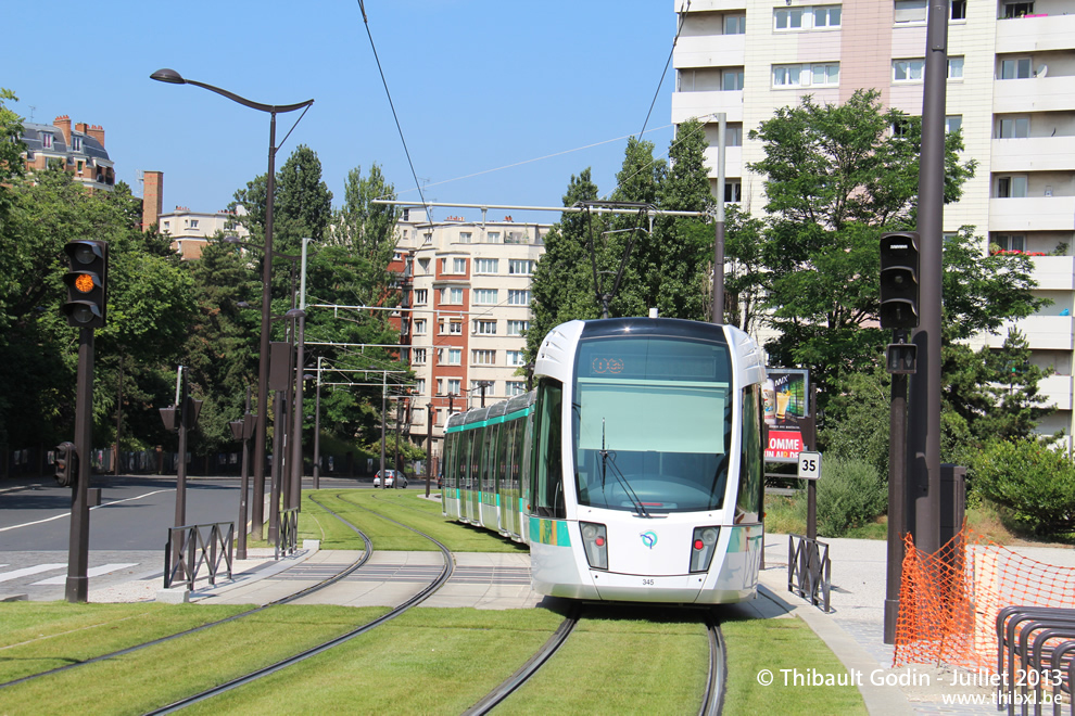 Tram 345 sur la ligne T3b (RATP) à Butte du Chapeau Rouge (Paris)