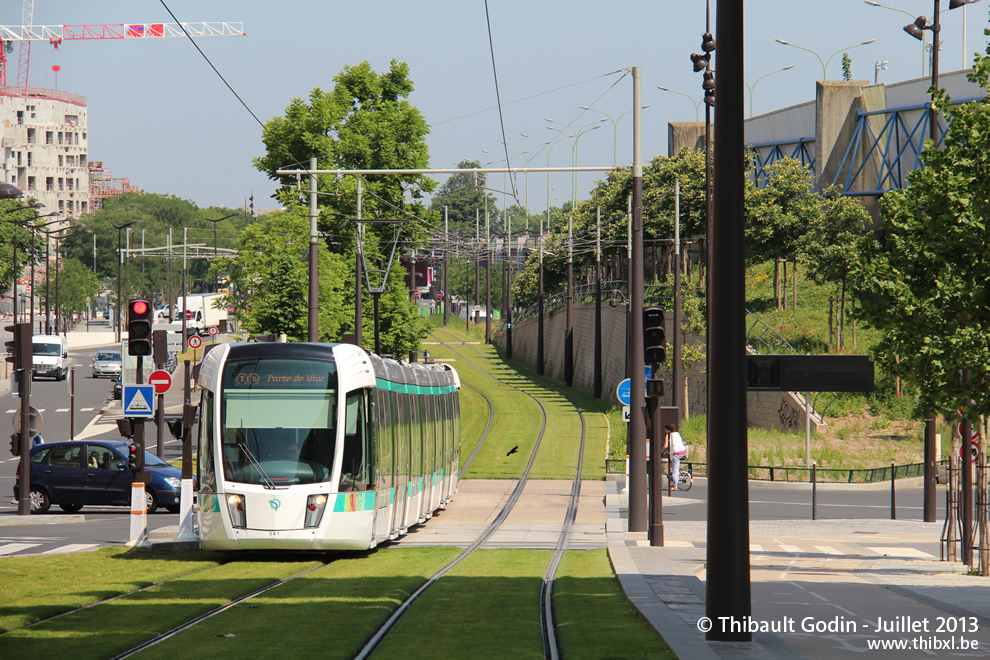 Tram 341 sur la ligne T3b (RATP) à Porte Chaumont (Paris)